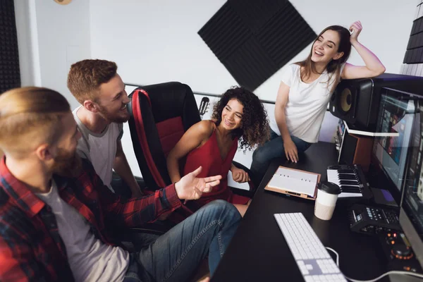 Kayıt stüdyosunda iki şarkıcı ve ses mühendisi var. Kızların şarkılarını karıştırmakla meşguller. Modern bir kayıt stüdyosundalar..