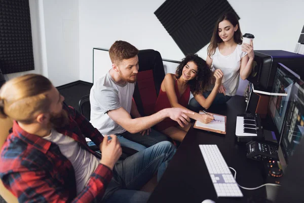 Zwei Sänger Und Tontechniker Tonstudio Sie Mischen Die Lieder Der lizenzfreie Stockbilder