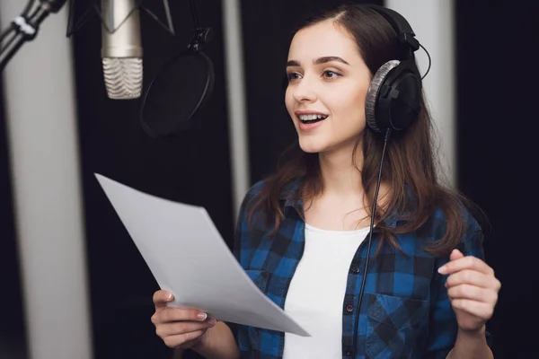 Het Meisje Opnamestudio Zingt Een Lied Haar Hoofdtelefoons Zijn Haar — Stockfoto