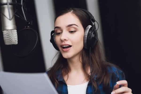 Garota Estúdio Gravação Canta Uma Música Auscultadores Estão Cabeça Lado — Fotografia de Stock