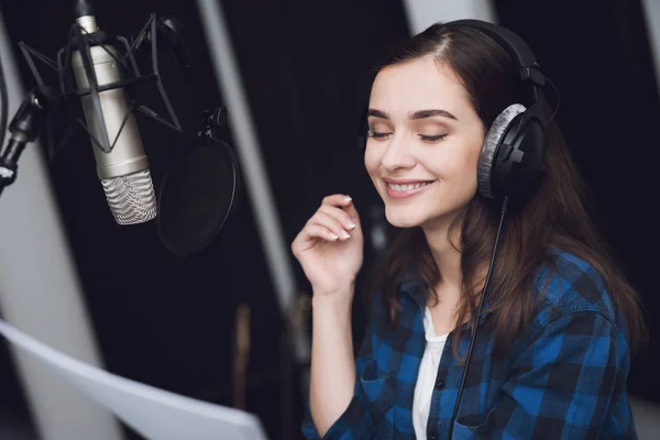 Chica Del Estudio Grabación Canta Una Canción Sus Auriculares Están —  Fotos de Stock