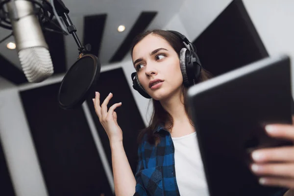 Chica Del Estudio Grabación Canta Una Canción Tiene Auriculares Cabeza —  Fotos de Stock