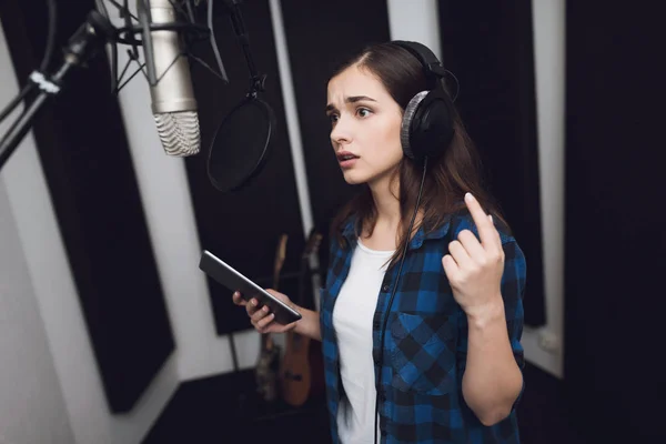 Het Meisje Opnamestudio Zingt Een Lied Heeft Koptelefoon Haar Hoofd — Stockfoto