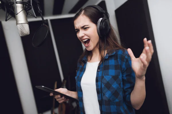 Dziewczyna Studiu Nagraniowym Śpiewa Piosenkę Ona Słuchawki Głowę Tablet Tekstem — Zdjęcie stockowe