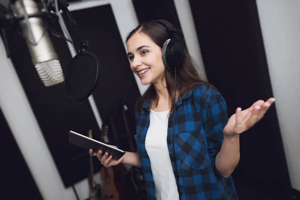 Kayıt Stüdyosu Kız Bir Şarkı Söyler Onun Elinde Kafasını Metin — Stok fotoğraf