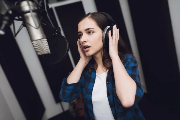 Kız Bir Modern Kayıt Stüdyosunda Onun Şarkı Söyler Duygusal Şarkı — Stok fotoğraf