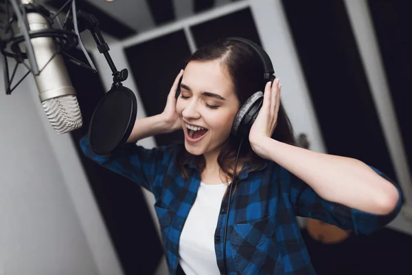 Het Meisje Zingt Haar Lied Een Moderne Opnamestudio Zingt Het — Stockfoto