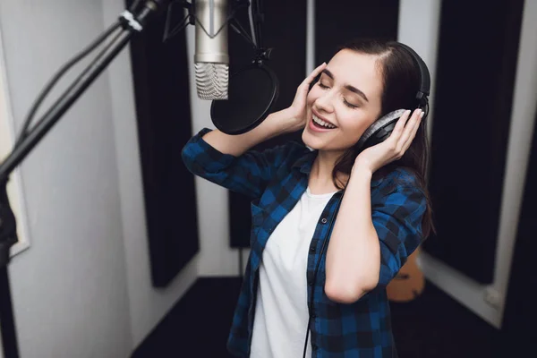 Chica Canta Canción Estudio Grabación Moderno Ella Canta Canción Emocionalmente — Foto de Stock