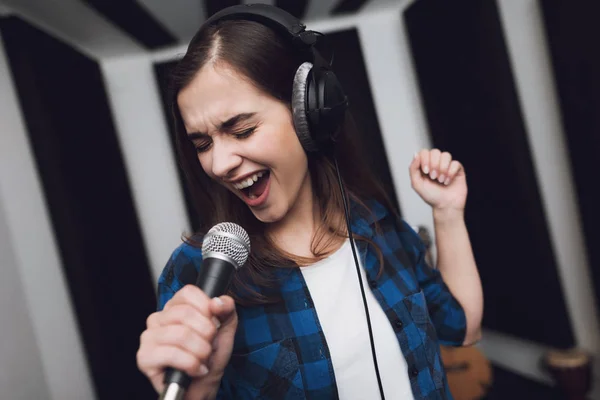 Chica Canta Canción Estudio Grabación Moderno Ella Canta Canción Emocionalmente — Foto de Stock