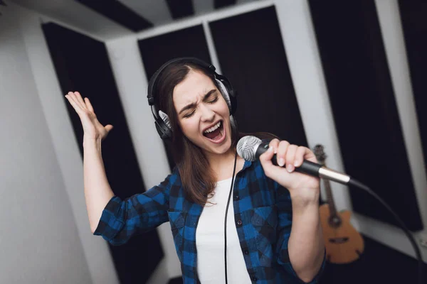 Слышишь как она поет. Девушка поет песню в своей комнате. Красивая девушка с микрофоном. Женщина с микрофоном. Слышишь как она поет.