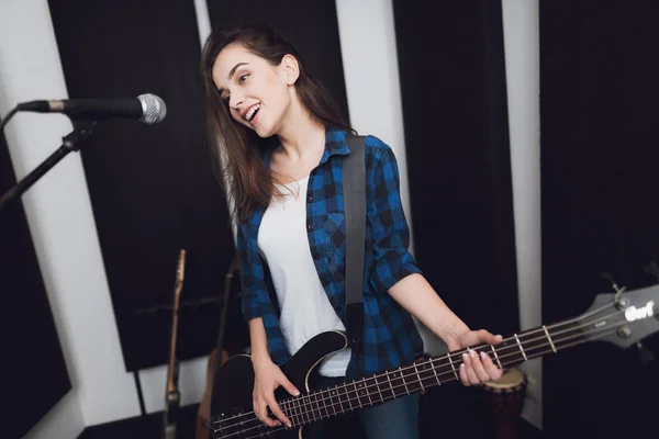 여자는 스튜디오에서 노래를 그녀는 기타를 앞에서 마이크 그녀는 기타를 그녀의 — 스톡 사진