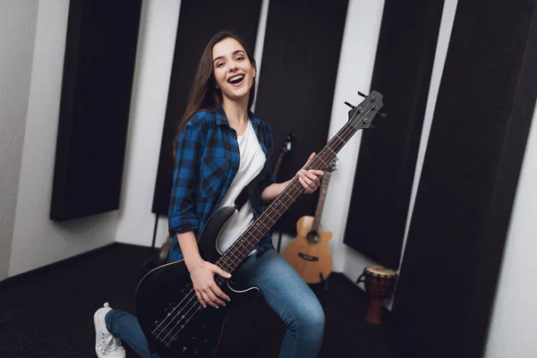 Дівчина Записує Пісню Сучасній Студії Звукозапису Вона Співає Гітарі Перед — стокове фото