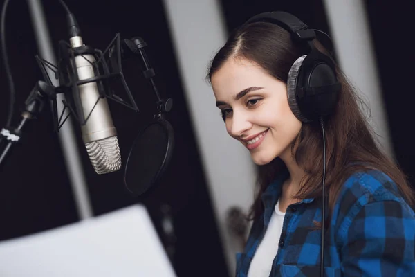 Chica Del Estudio Grabación Canta Una Canción Sus Auriculares Están —  Fotos de Stock