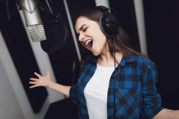 Singt Das Mädchen Ihr Lied Einem Modernen Aufnahmestudio Sie Singt — Stockfoto