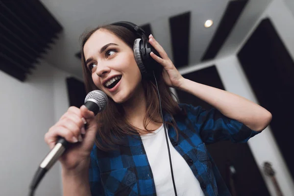 Girl Sings Her Song Modern Recording Studio She Sings Song — Stock Photo, Image
