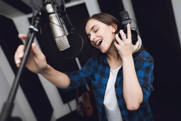 Κορίτσι Τραγουδάει Τραγούδι Ένα Στούντιο Ηχογραφήσεων Μοντέρνα Τραγουδάει Τραγούδι Πολύ — Φωτογραφία Αρχείου