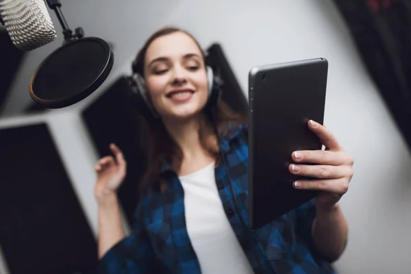 Girl Recording Studio Sings Song She Has Headphones Her Head — Stock Photo, Image