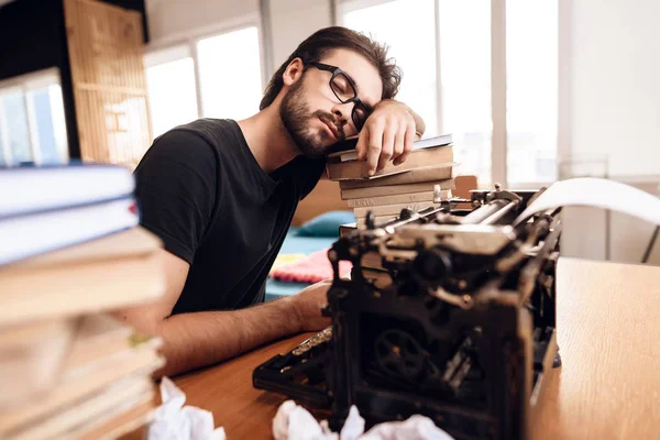 Freelancer bearded man sover av gamla typewritter sitter vid skrivbord. — Stockfoto