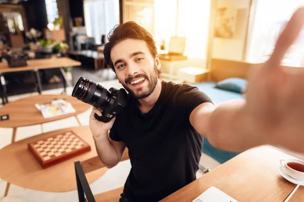 Freelancer Brodaty mężczyzna biorąc selfie w laptopie siedząc przy biurku. — Zdjęcie stockowe