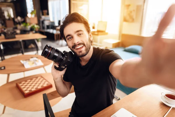 Serbest meslek sahibi adam masada oturan laptop selfie alarak sakallı.