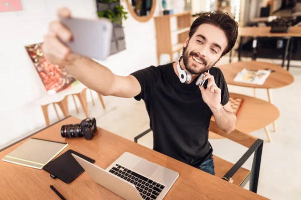 Freelancer Brodaty mężczyzna biorąc selfie w laptopie siedząc przy biurku. — Zdjęcie stockowe