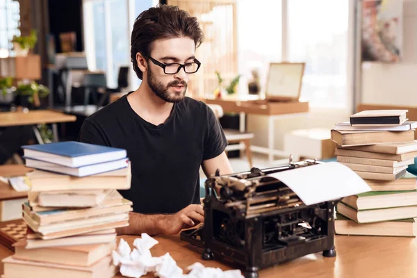 Freelancer bearded man att skriva på gamla typewritter sitter vid skrivbord. — Stockfoto