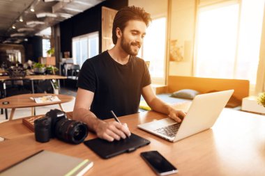 Freelancer sakallı adam masada oturan laptop çizim.