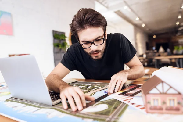 Freiberufler bärtiger Mann mit Lineal am Laptop am Schreibtisch. — Stockfoto