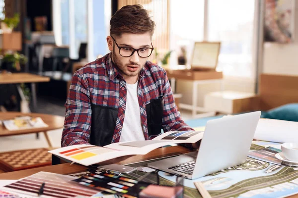 Hombre Freelancer Camisa Mirando Muestras Color Extendidas Portátil Sentado Escritorio — Foto de Stock