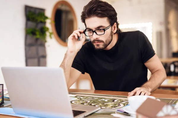 Freelancer Skäggig Man Shirt Tittar Laptop Sitter Vid Skrivbord — Stockfoto