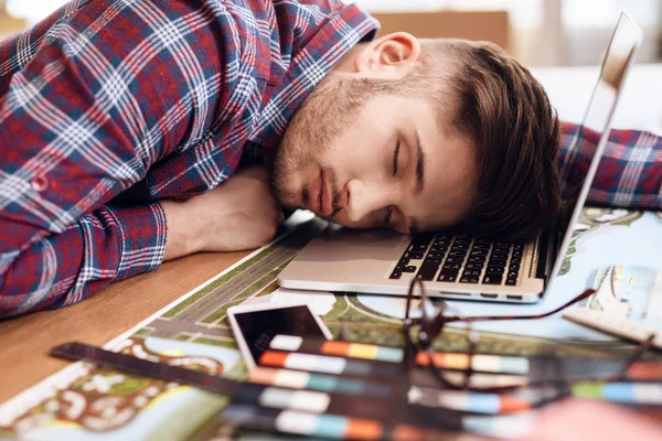 Freelancer hombre durmiendo en el portátil sentado en el escritorio . —  Fotos de Stock