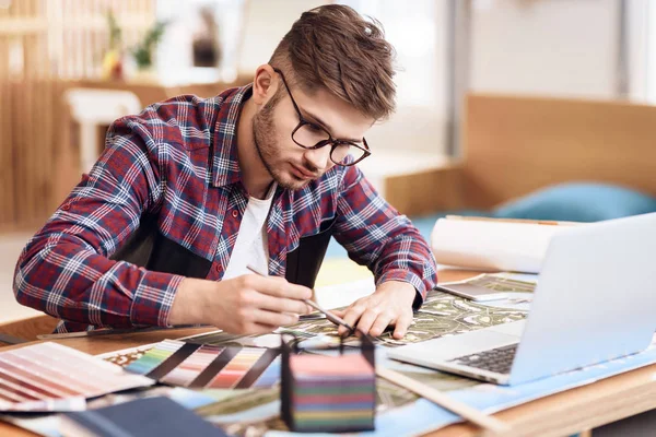 Freelancer Hombre Camisa Dibujo Plan Portátil Sentado Escritorio — Foto de Stock