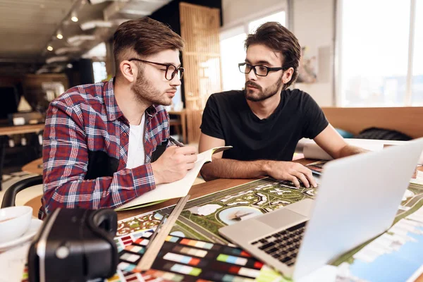 Dos Hombres Freelancer Camisa Camiseta Tomando Notas Portátil Escritorio —  Fotos de Stock