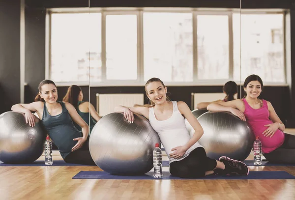 Pregnant woman. Fitness. — Stock Photo, Image