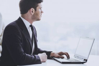 Genç işadamı yan görünüm office içinde laptop ile çalışma