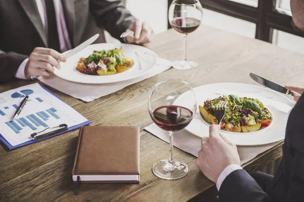 Primer Plano Vista Lateral Empresarios Comiendo Durante Almuerzo Negocios Restaurante — Foto de Stock