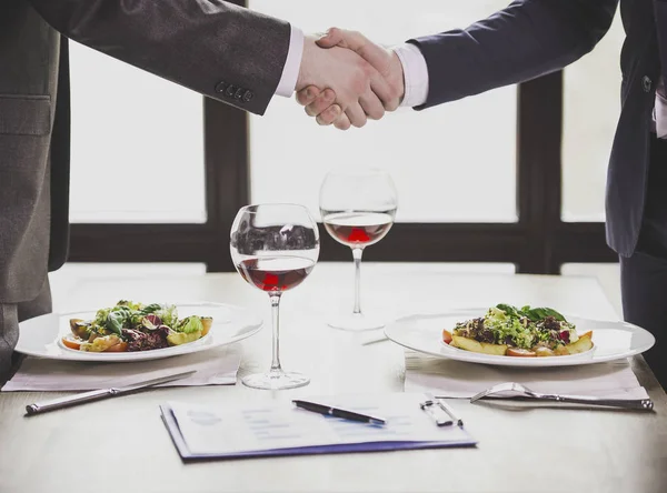 Dos Hombres Negocios Dándose Mano Durante Almuerzo Negocios Reunión Negocios —  Fotos de Stock