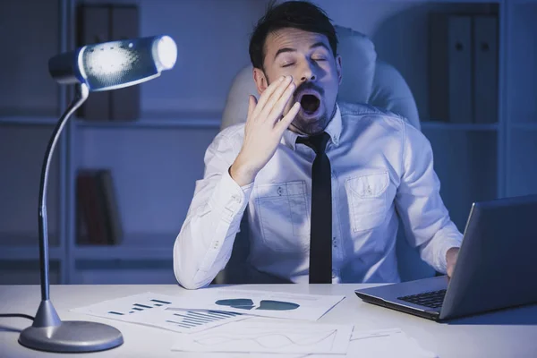 Erschöpfter Jungunternehmer gähnt bei der Arbeit im Büro — Stockfoto