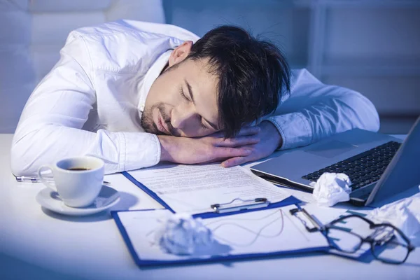 Hombre cansado durmiendo en el trabajo con el ordenador . — Foto de Stock