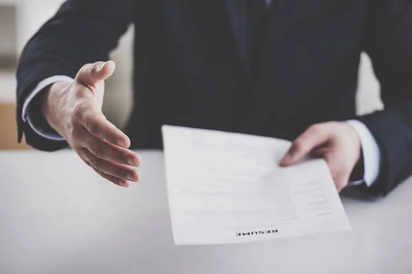 Close Businessman Giving Prospective Employee Complete Questionnaire — Stock Photo, Image