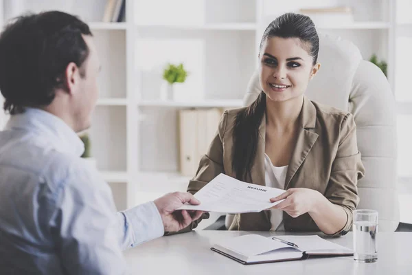 Empresario entrevistando mujer candidata para el trabajo en el cargo — Foto de Stock