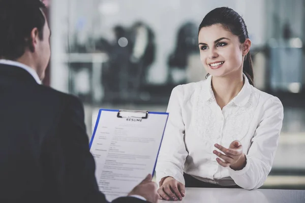 Uomo d'affari intervistando candidato femminile per il lavoro in ufficio — Foto Stock