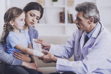 Doktor, çocuk ile anne.