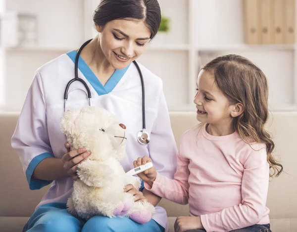 Kleines Mädchen in einem Arzt — Stockfoto