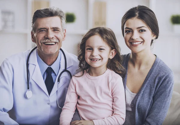 Mamá con el niño en el médico . —  Fotos de Stock