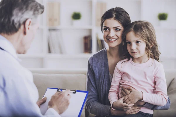 Mamma med barn hos läkaren. — Stockfoto