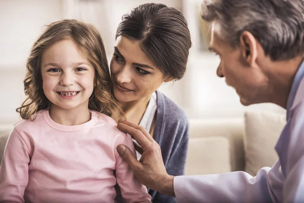 Mamma med barn hos läkaren. — Stockfoto