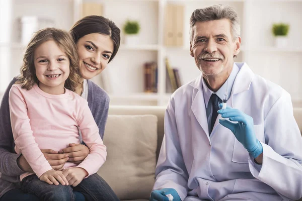 Mamá con el niño en el médico . —  Fotos de Stock