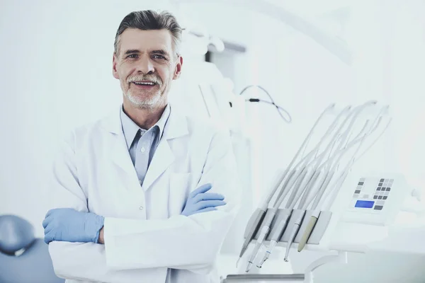 牙科诊所一位微笑的资深牙医的肖像 — 图库照片