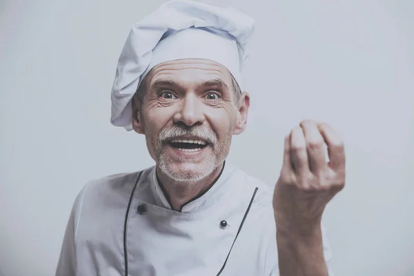 Jefe de cocina masculino senior en uniforme sobre fondo gris — Foto de Stock